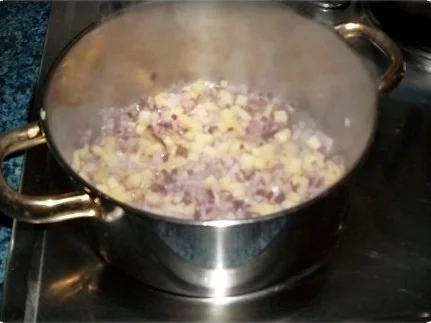 Rezept: Schmackhafte Rinderrouladen mit Rotkohl und Klößen Bild Nr. 13 Schmackhafte Rinderrouladen mit Rotkohl und Klößen - Rezept - Bild Nr. 13