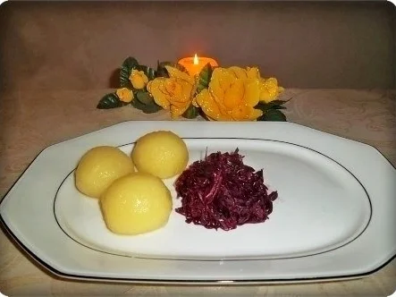 Rezept: Schmackhafte Rinderrouladen mit Rotkohl und Klößen Bild Nr. 23 Schmackhafte Rinderrouladen mit Rotkohl und Klößen - Rezept - Bild Nr. 23