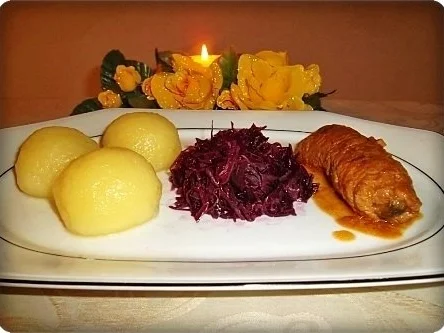 Rezept: Schmackhafte Rinderrouladen mit Rotkohl und Klößen Bild Nr. 24 Schmackhafte Rinderrouladen mit Rotkohl und Klößen - Rezept - Bild Nr. 24
