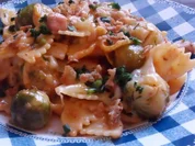 Pfannengerichte: Deftige Nudel-Wurst-Pfanne mit Rosenkohl und Bergkäse - Rezept