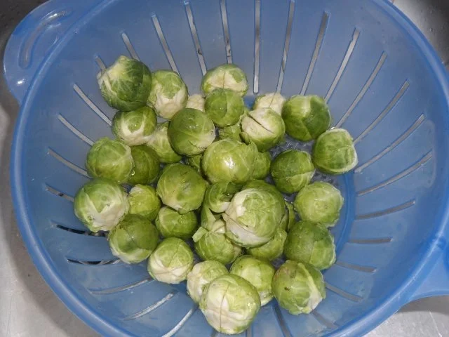 Pfannengerichte: Deftige Nudel-Wurst-Pfanne mit Rosenkohl und Bergkäse - Rezept - Bild Nr. 2