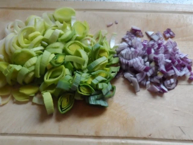 Pfannengerichte: Deftige Nudel-Wurst-Pfanne mit Rosenkohl und Bergkäse - Rezept - Bild Nr. 3