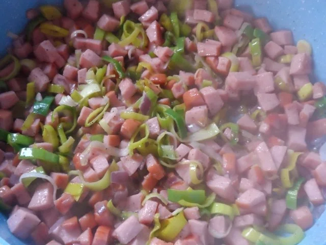 Pfannengerichte: Deftige Nudel-Wurst-Pfanne mit Rosenkohl und Bergkäse - Rezept - Bild Nr. 7