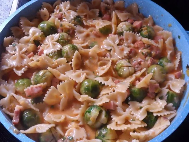 Pfannengerichte: Deftige Nudel-Wurst-Pfanne mit Rosenkohl und Bergkäse - Rezept - Bild Nr. 10