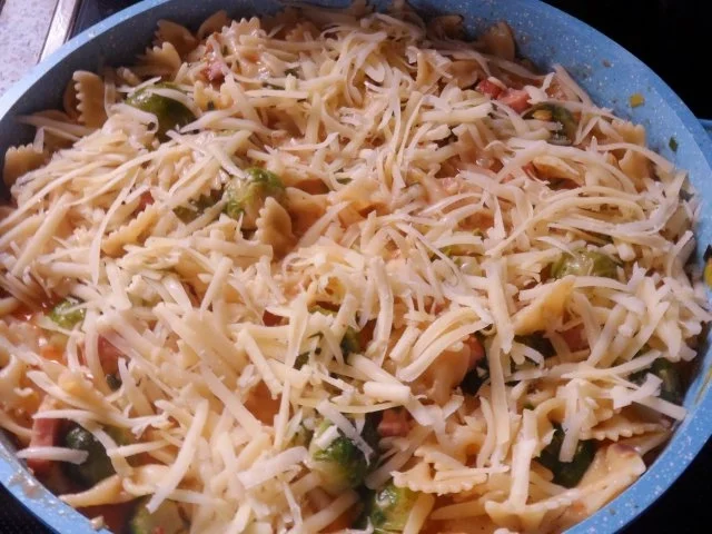 Pfannengerichte: Deftige Nudel-Wurst-Pfanne mit Rosenkohl und Bergkäse - Rezept - Bild Nr. 12