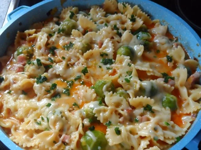 Pfannengerichte: Deftige Nudel-Wurst-Pfanne mit Rosenkohl und Bergkäse - Rezept - Bild Nr. 13