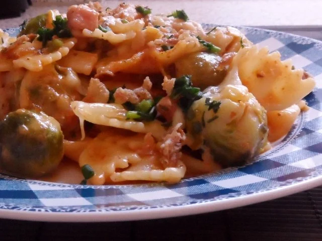 Pfannengerichte: Deftige Nudel-Wurst-Pfanne mit Rosenkohl und Bergkäse - Rezept - Bild Nr. 14