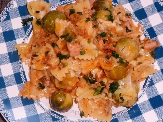 Pfannengerichte: Deftige Nudel-Wurst-Pfanne mit Rosenkohl und Bergkäse - Rezept - Bild Nr. 15