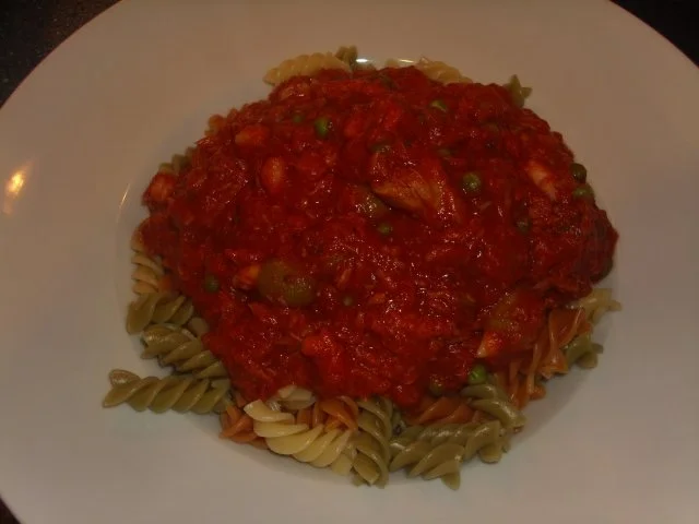 Rezept: Nudeln Tricolor mit Thunfisch, Garnelen und Knoblaucholiven Nudeln Tricolor mit Thunfisch, Garnelen und Knoblaucholiven - Rezept