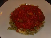 Nudeln Tricolor mit Thunfisch, Garnelen und Knoblaucholiven - Rezept