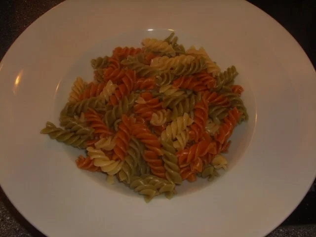 Rezept: Nudeln Tricolor mit Thunfisch, Garnelen und Knoblaucholiven Bild Nr. 3 Nudeln Tricolor mit Thunfisch, Garnelen und Knoblaucholiven - Rezept - Bild Nr. 3