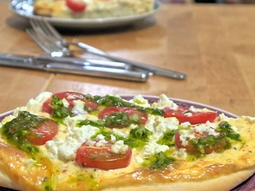 Flammkuchen mit Tomaten, Ziegenfeta und Pesto - Rezept - Bild Nr. 14