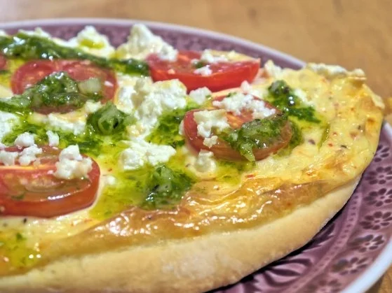 Flammkuchen mit Tomaten, Ziegenfeta und Pesto - Rezept