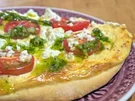 Flammkuchen mit Tomaten, Ziegenfeta und Pesto - Rezept