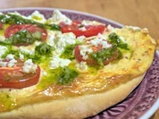 Flammkuchen mit Tomaten, Ziegenfeta und Pesto - Rezept