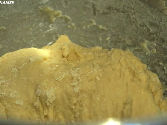 Flammkuchen mit Tomaten, Ziegenfeta und Pesto - Rezept - Bild Nr. 4