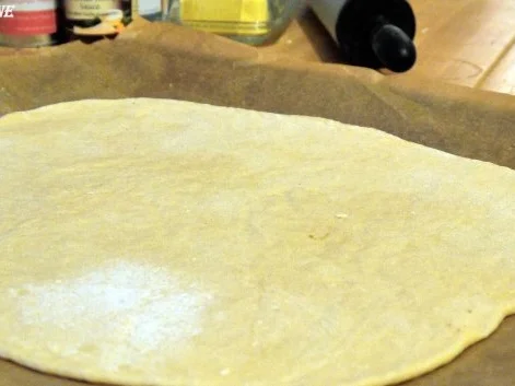 Flammkuchen mit Tomaten, Ziegenfeta und Pesto - Rezept - Bild Nr. 9