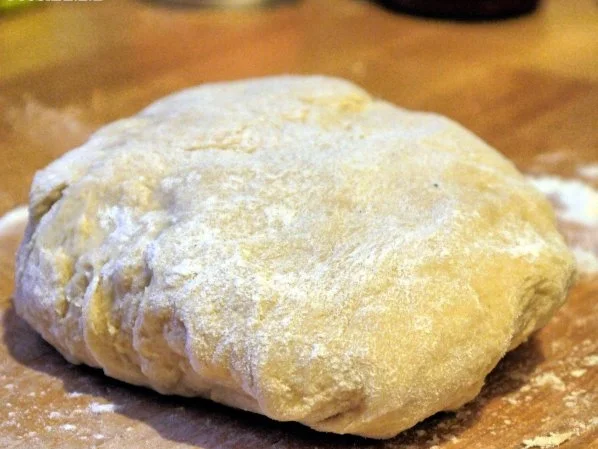 Flammkuchen mit Tomaten, Ziegenfeta und Pesto - Rezept - Bild Nr. 8