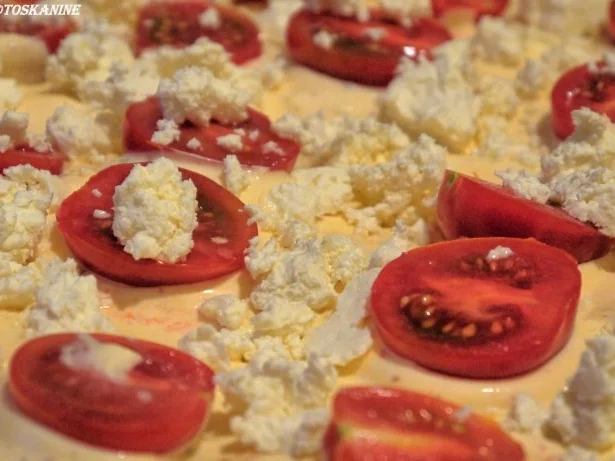 Flammkuchen mit Tomaten, Ziegenfeta und Pesto - Rezept - Bild Nr. 12