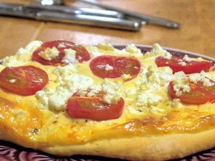 Flammkuchen mit Tomaten, Ziegenfeta und Pesto - Rezept - Bild Nr. 13