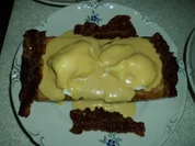 Pikanter Toast mit pochierten Eiern - Rezept