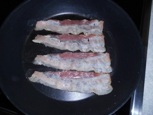 Pikanter Toast mit pochierten Eiern - Rezept - Bild Nr. 3