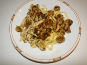 Rezept: Garnelen und Tintenfischringe, gebraten in Knoblauch-Krรคuter-Butter-Sauce Garnelen und Tintenfischringe, gebraten in Knoblauch-Krรคuter-Butter-Sauce - Rezept