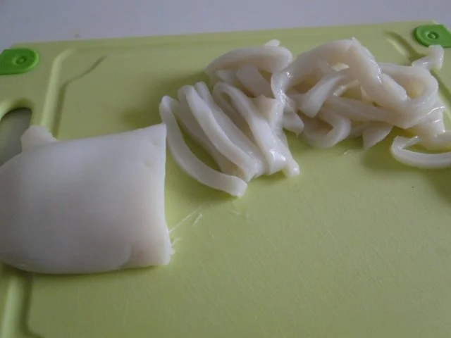 Garnelen und Tintenfischringe, gebraten in Knoblauch-Kräuter-Butter-Sauce - Rezept - Bild Nr. 3