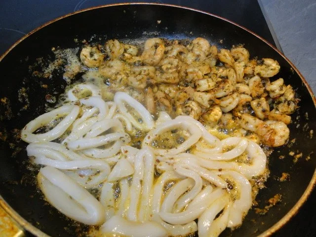 Garnelen und Tintenfischringe, gebraten in Knoblauch-Kräuter-Butter-Sauce - Rezept - Bild Nr. 8