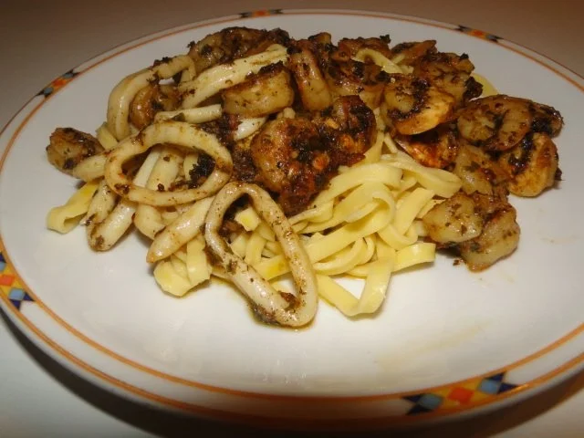 Garnelen und Tintenfischringe, gebraten in Knoblauch-Kräuter-Butter-Sauce - Rezept - Bild Nr. 9