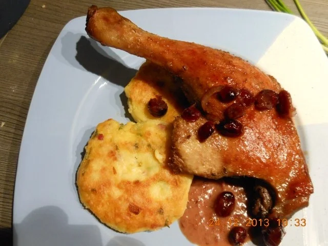 Geflügel/ Wild: Entenkeulen an Cranberrysauce mit  Kartoffelplätzchen - Rezept - Bild Nr. 2