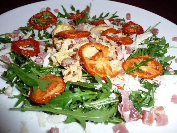 Rezept: Rührei mit Speck und Zwiebeln auf Rucolasalat Rührei mit Speck und Zwiebeln auf Rucolasalat - Rezept