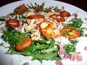 Rührei mit Speck und Zwiebeln auf Rucolasalat - Rezept