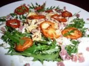 Rührei mit Speck und Zwiebeln auf Rucolasalat - Rezept