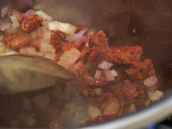 Rezept: Selbstgemachte Fusilli mit Sucuk-Tomatensauce und Orangengremolata Bild Nr. 11 Selbstgemachte Fusilli mit Sucuk-Tomatensauce und Orangengremolata - Rezept - Bild Nr. 11