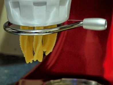 Rezept: Selbstgemachte Fusilli mit Sucuk-Tomatensauce und Orangengremolata Bild Nr. 18 Selbstgemachte Fusilli mit Sucuk-Tomatensauce und Orangengremolata - Rezept - Bild Nr. 18