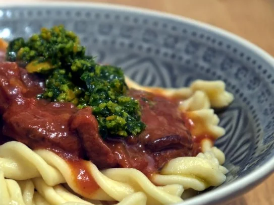 Rezept: Selbstgemachte Fusilli mit Sucuk-Tomatensauce und Orangengremolata Selbstgemachte Fusilli mit Sucuk-Tomatensauce und Orangengremolata - Rezept