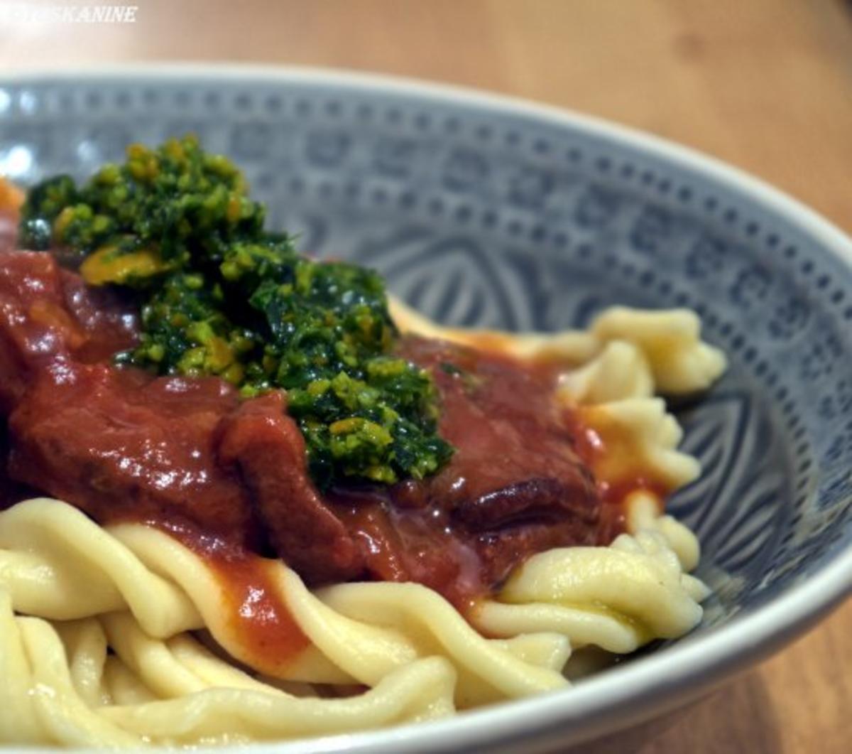 Bilder für Selbstgemachte Fusilli mit Sucuk-Tomatensauce und Orangengremolata - Rezept