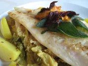 Rezept: Pangasius-Filet auf Rahmwirsing mit Gemüsechips und Gewürzbutter-Kartoffelspalten Pangasius-Filet auf Rahmwirsing mit Gemüsechips und Gewürzbutter-Kartoffelspalten - Rezept