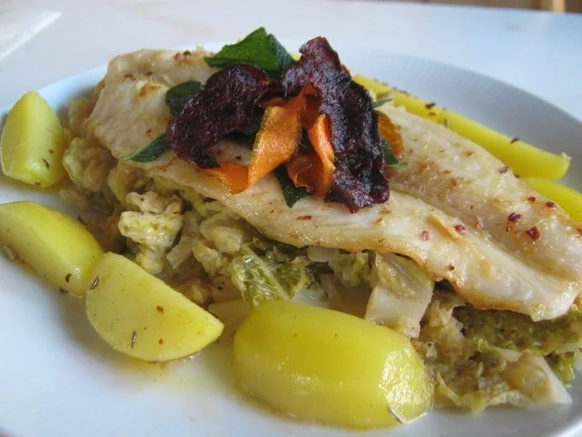 Pangasius-Filet auf Rahmwirsing mit Gemüsechips und Gewürzbutter-Kartoffelspalten - Rezept - Bild Nr. 2