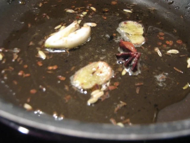 Pangasius-Filet auf Rahmwirsing mit Gemüsechips und Gewürzbutter-Kartoffelspalten - Rezept - Bild Nr. 4