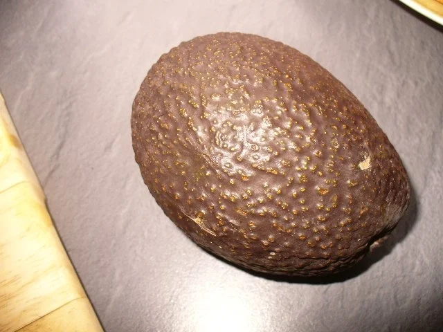 Rezept: Lachsfilet auf marinierten Avocadoscheiben, Avocado-Orangensalat und Pommes frites Bild Nr. 2 Lachsfilet auf marinierten Avocadoscheiben, Avocado-Orangensalat und Pommes frites - Rezept - Bild Nr. 2