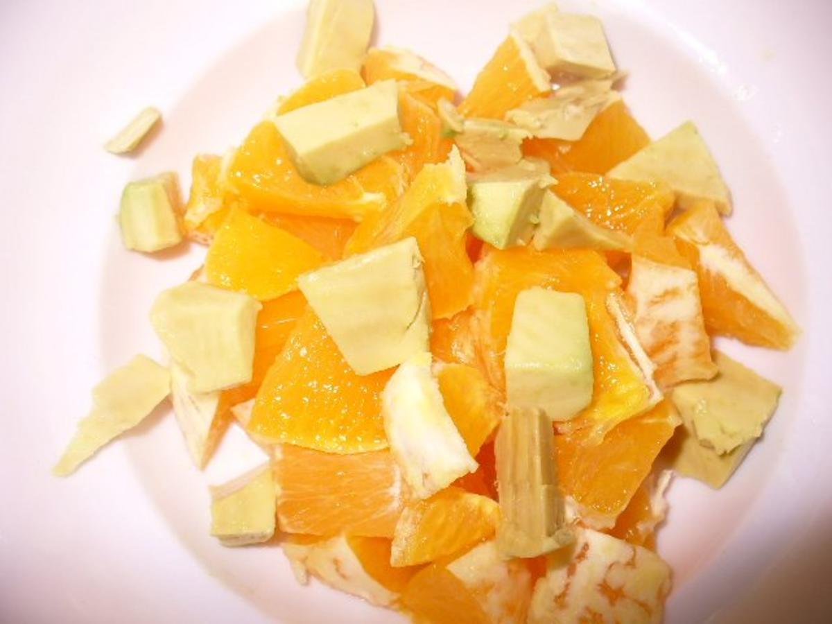Lachsfilet auf marinierten Avocadoscheiben, Avocado-Orangensalat und Pommes frites - Rezept - Bild Nr. 6