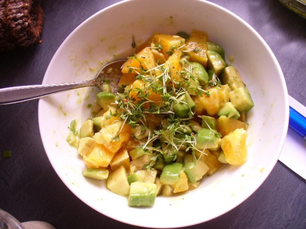 Lachsfilet auf marinierten Avocadoscheiben, Avocado Orangensalat und ...
