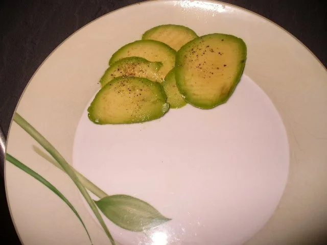 Rezept: Lachsfilet auf marinierten Avocadoscheiben, Avocado-Orangensalat und Pommes frites Bild Nr. 9 Lachsfilet auf marinierten Avocadoscheiben, Avocado-Orangensalat und Pommes frites - Rezept - Bild Nr. 9