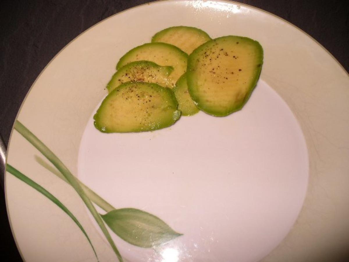 Lachsfilet auf marinierten Avocadoscheiben, Avocado Orangensalat und ...
