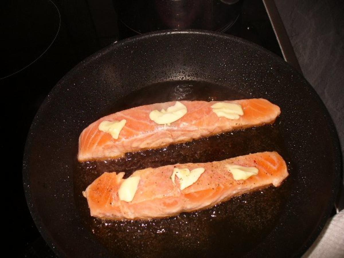 Lachsfilet auf marinierten Avocadoscheiben, Avocado Orangensalat und ...
