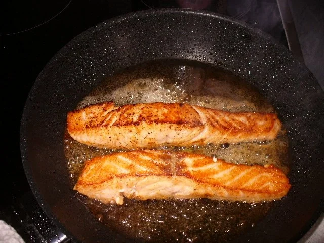 Rezept: Lachsfilet auf marinierten Avocadoscheiben, Avocado-Orangensalat und Pommes frites Bild Nr. 12 Lachsfilet auf marinierten Avocadoscheiben, Avocado-Orangensalat und Pommes frites - Rezept - Bild Nr. 12