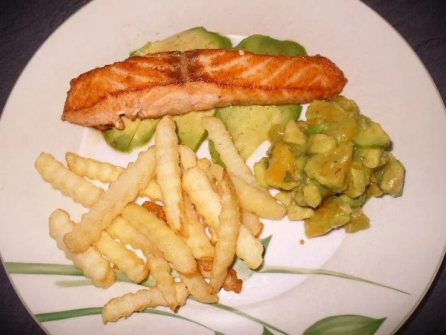 Rezept: Lachsfilet auf marinierten Avocadoscheiben, Avocado-Orangensalat und Pommes frites Lachsfilet auf marinierten Avocadoscheiben, Avocado-Orangensalat und Pommes frites - Rezept