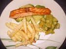 Lachsfilet auf marinierten Avocadoscheiben, Avocado-Orangensalat und Pommes frites - Rezept